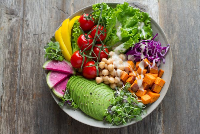 Nutrition : une assiette de légumes variés et colorés